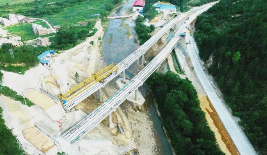 内莞大橋圓滿完成T梁架設任務 進入上部橋面系結構施工階段