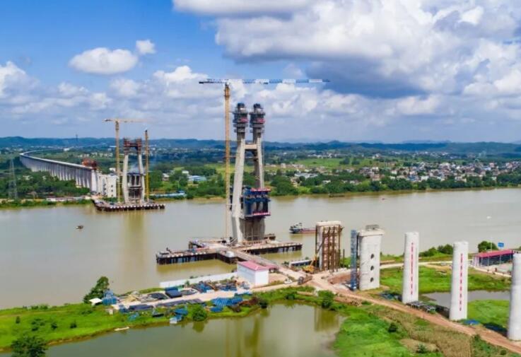 國内高速鐵路最大跨度鋼-混斜拉橋六景郁江特大橋首座主塔封頂