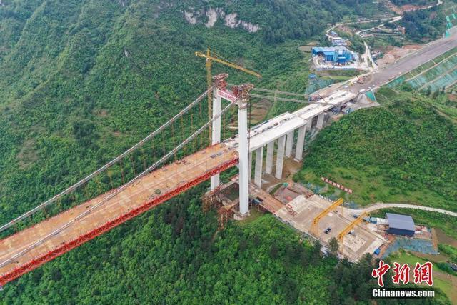 航拍建設中的貴州陽寶山特大橋