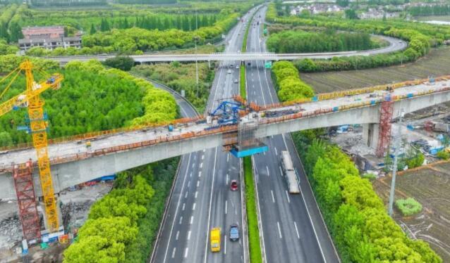 滬蘇湖鐵路跨G60高速連續梁合龍