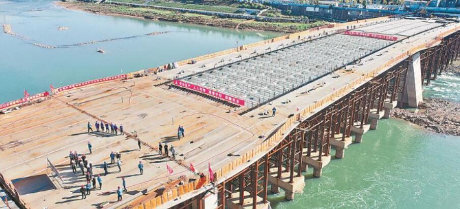 三江口大橋主橋鋼箱梁正式合龍