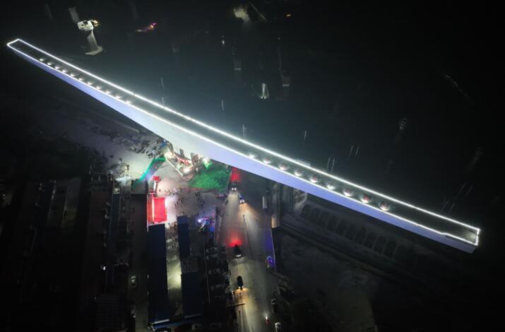 18000噸重233.6米長！國内跨越高鐵最大懸臂單線轉體橋轉體成功