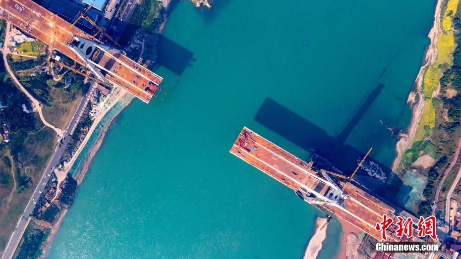 四川宜賓臨港公鐵兩用長江大橋加緊鋼箱梁吊裝施工