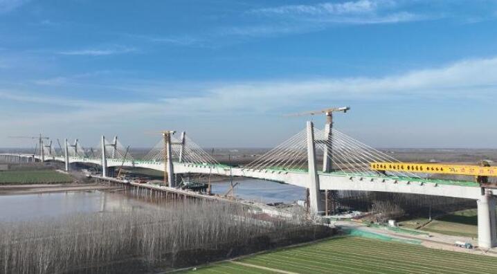 國内首個高速鐵路五塔斜拉橋——長清黃河特大橋主橋合龍