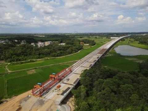 海南文臨公路龍州河特大橋完成箱梁架設