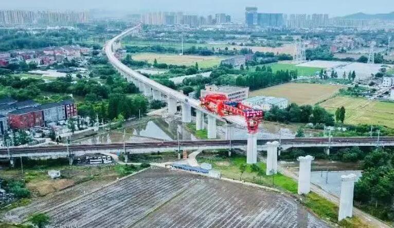 新建湖杭鐵路餘杭特大橋成功上跨既有宣杭鐵路