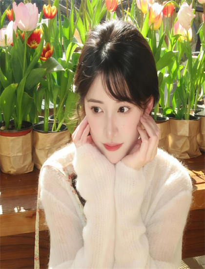 夫妻之间看的视频哔哩_老师的毕业寄语火了_邻家美人